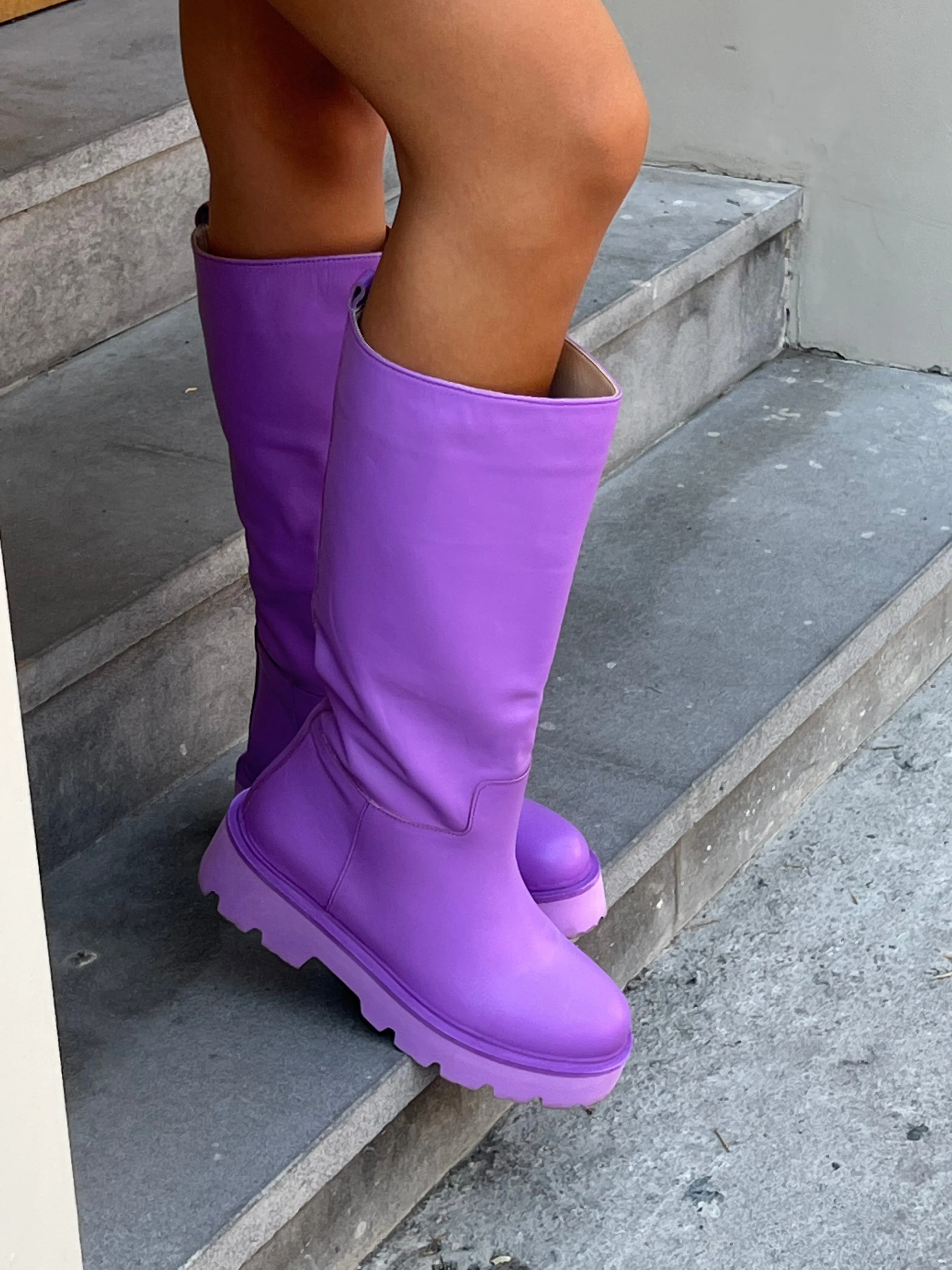 Leather boots with tall leg